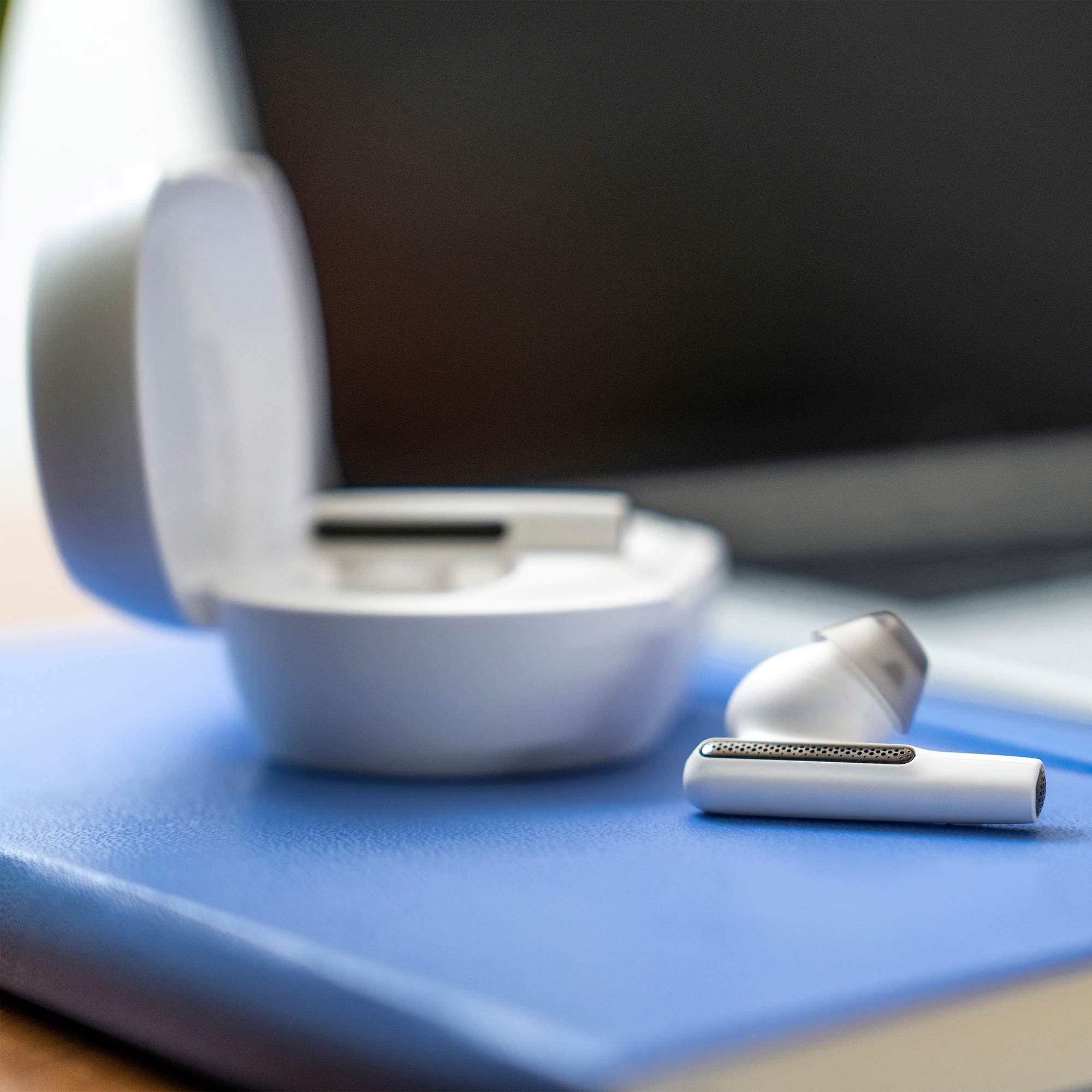 POLY Voyager Free 60+ UC White Sand Earbuds + BT700 USB-A-adapter + oplaadcase met touchscreen - Afbeelding 11