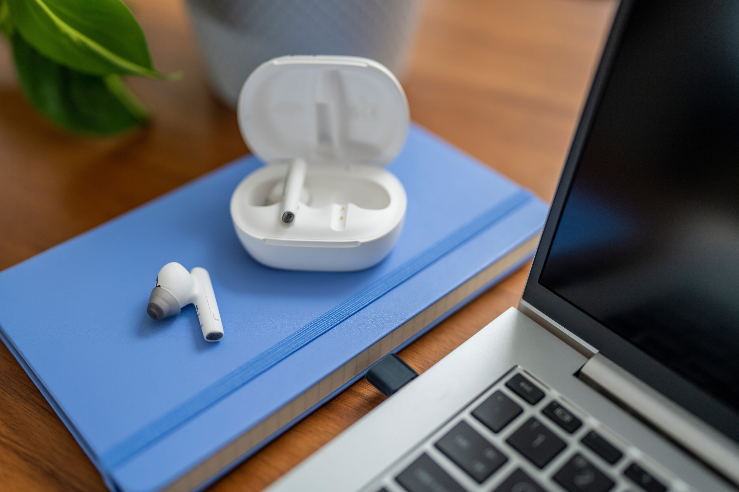 POLY Voyager Free 60+ UC White Sand Earbuds + BT700 USB-A-adapter + oplaadcase met touchscreen - Afbeelding 8