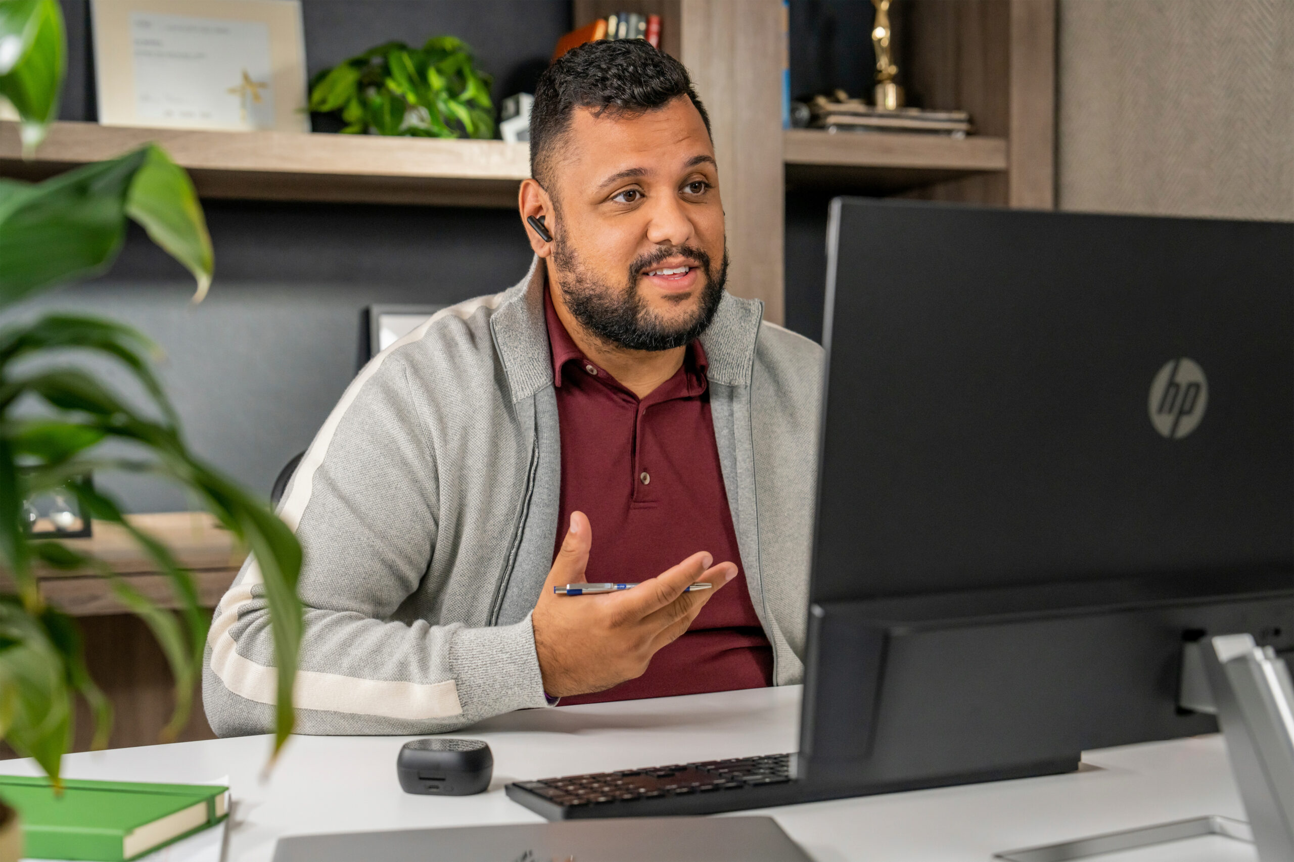 POLY Voyager Free 60+ UC White Sand Earbuds + BT700 USB-A-adapter + oplaadcase met touchscreen - Afbeelding 7