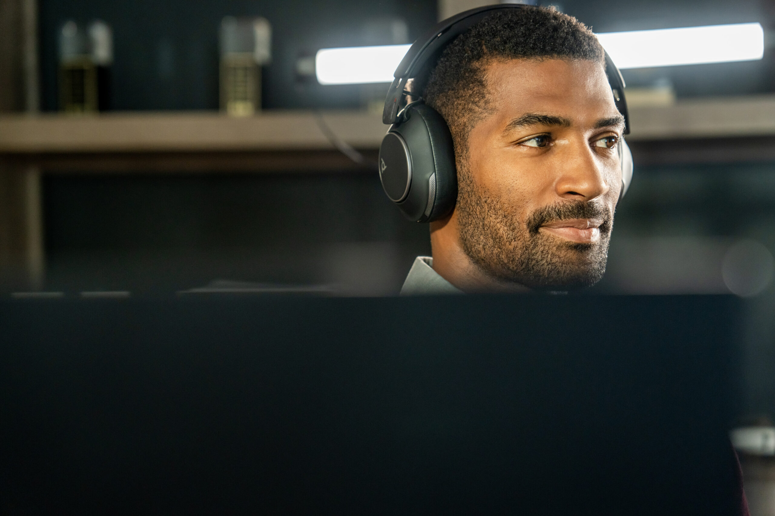POLY Voyager Surround 80 UC USB-C Headset + USB-C/A-adapter - Afbeelding 13