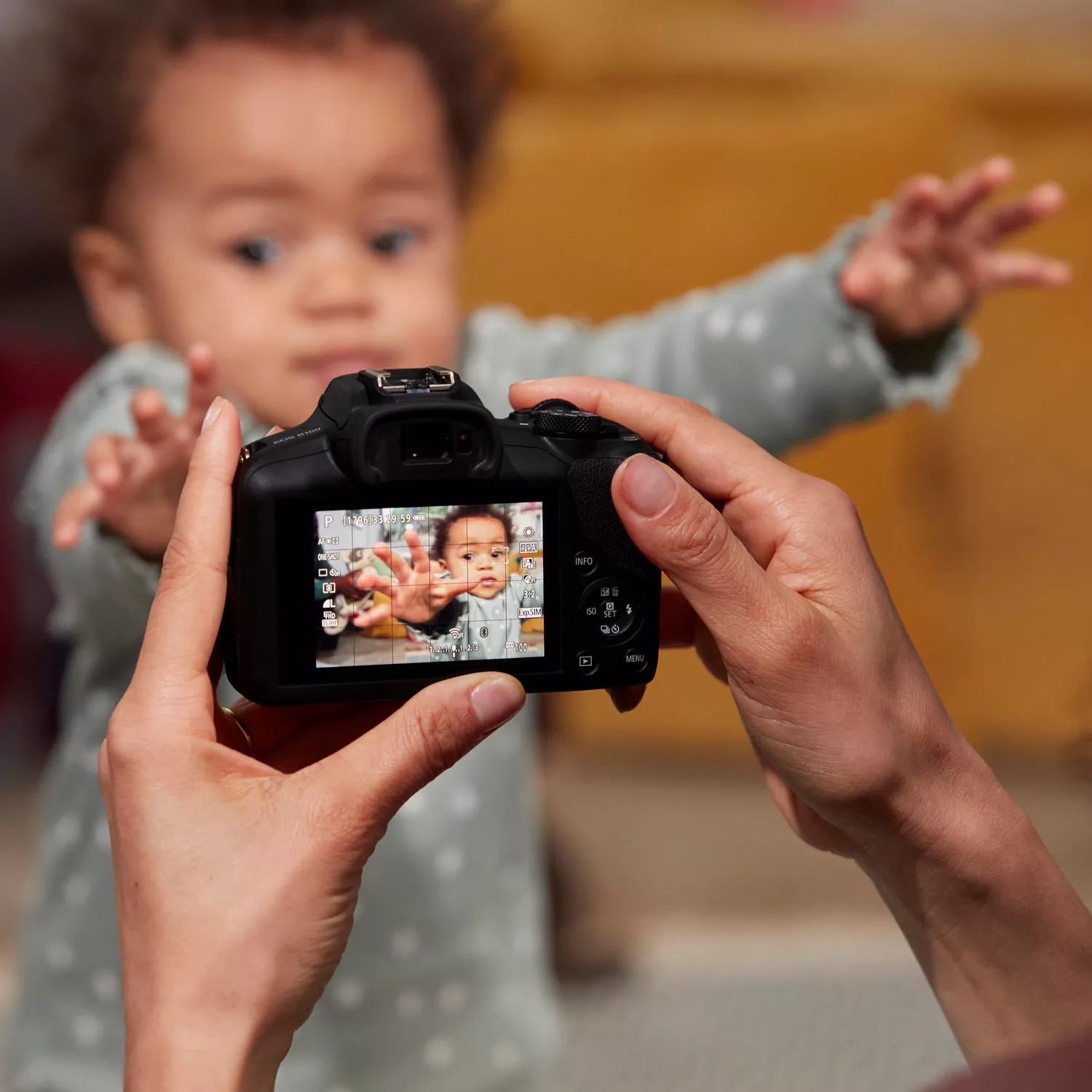 Canon EOS R100 + RF-S 18-45mm F4.5-6.3 IS STM Kit MILC 24,1 MP CMOS 6000 x 4000 Pixels Zwart - Afbeelding 13